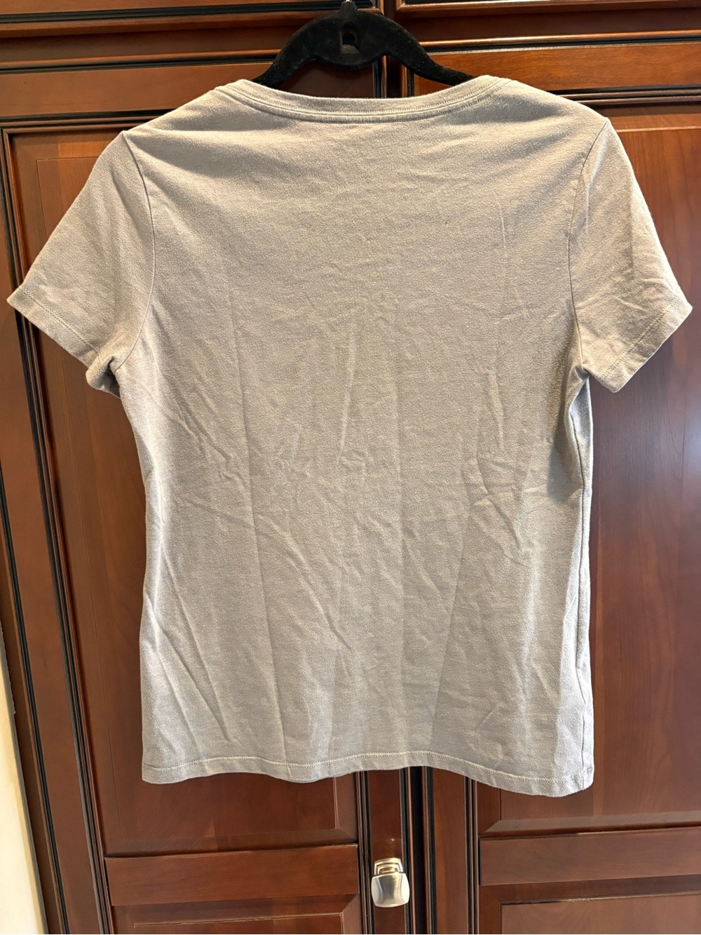 Patagonia Light Gray Graphic V-Neck Crew Tee with Sunset Mountain Print - M - Picture 7 of 7